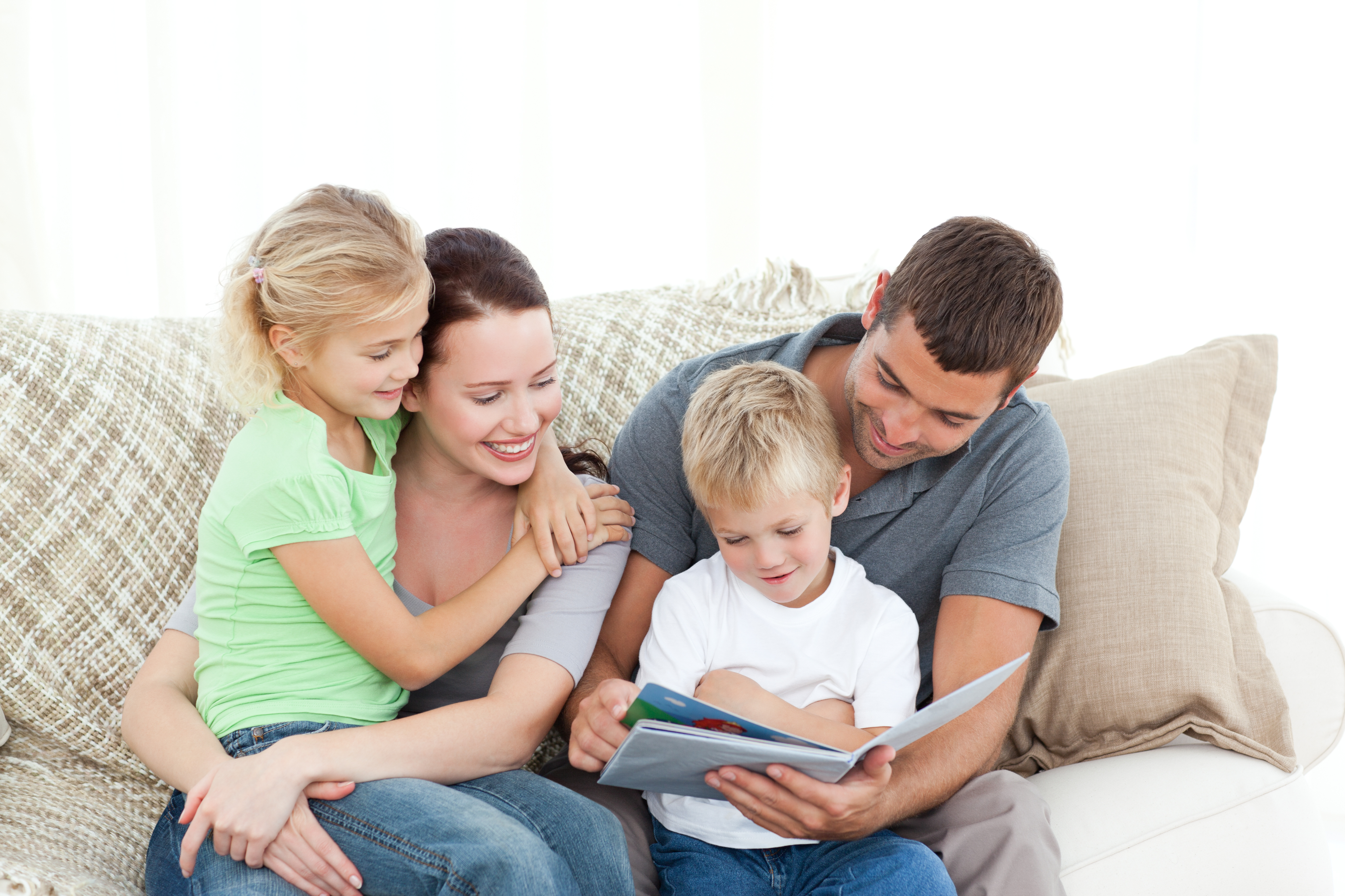 Родители должны заботиться о своих детях. Дети с родителями. Воспитание ребенка. Воспитание в семье. Семейное чтение.